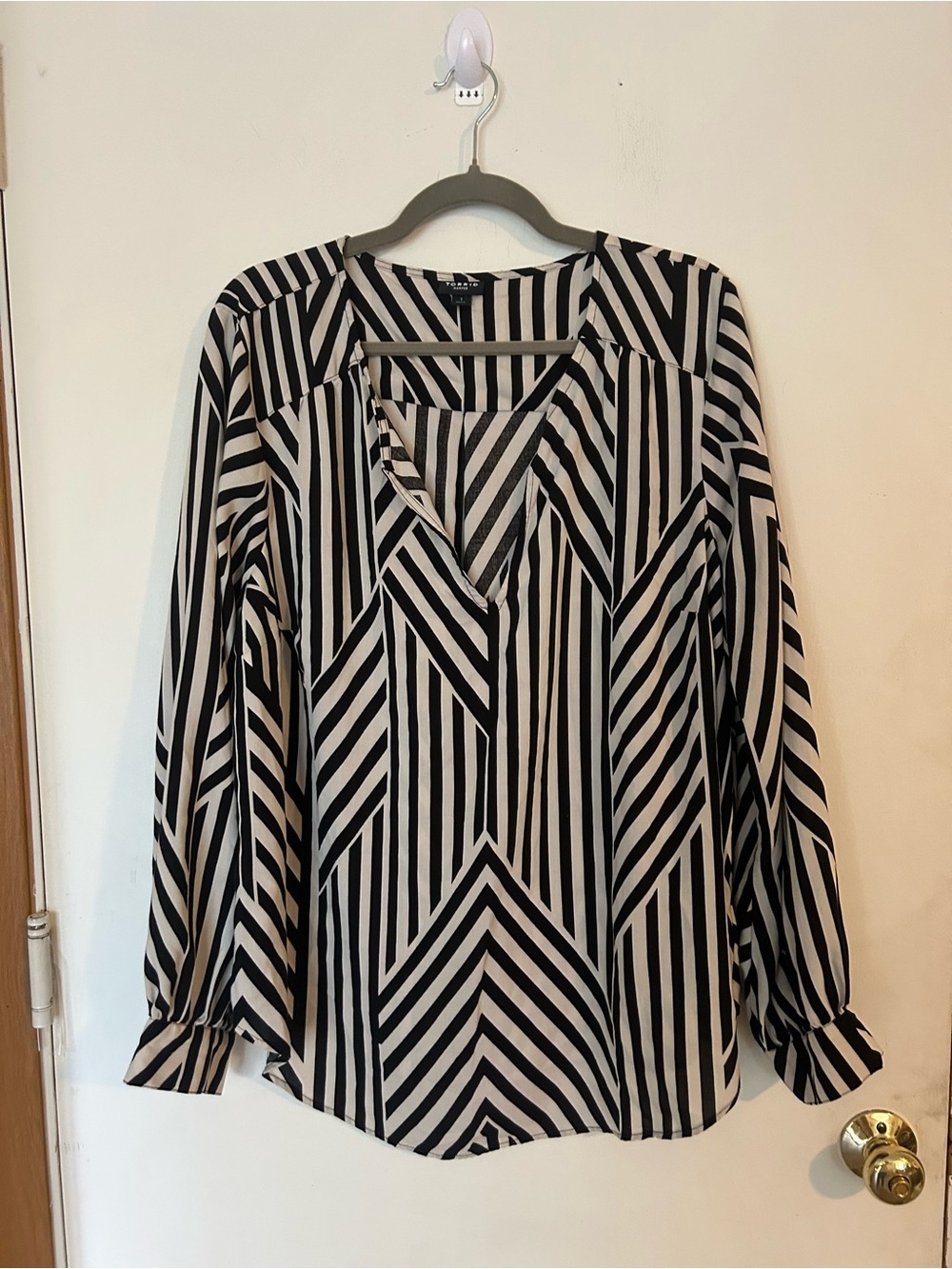 Torrid Harper Pullover Blouse Size 1X
Black Beige Stripe Long Sleeve